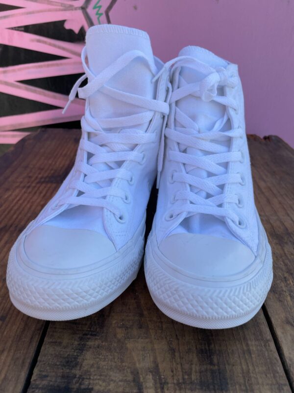 ALL WHITE CONVERSE ALL STAR CHUCK TAYLOR SNEAKERS