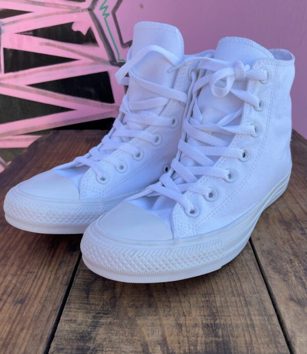 ALL WHITE CONVERSE ALL STAR CHUCK TAYLOR SNEAKERS