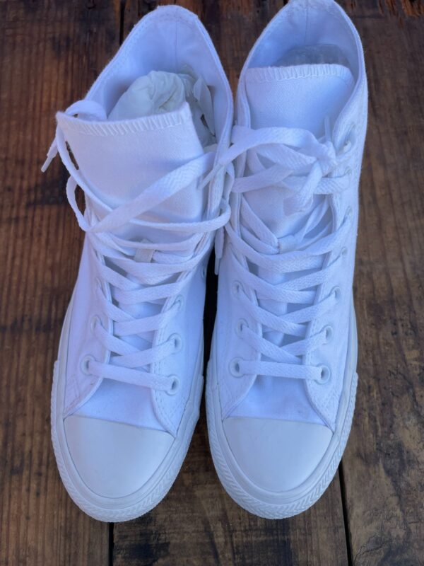 ALL WHITE CONVERSE ALL STAR CHUCK TAYLOR SNEAKERS
