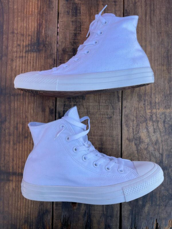 ALL WHITE CONVERSE ALL STAR CHUCK TAYLOR SNEAKERS