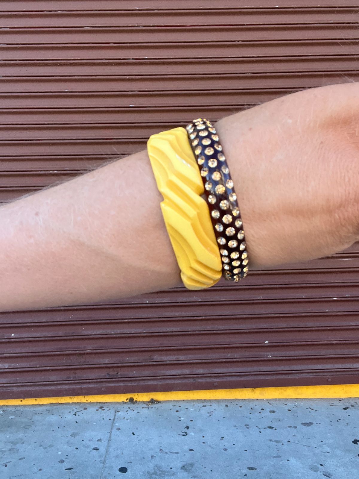 RETRO FUNKY GEOMETRIC CARVED BAKELITE BANGLE BRACELET