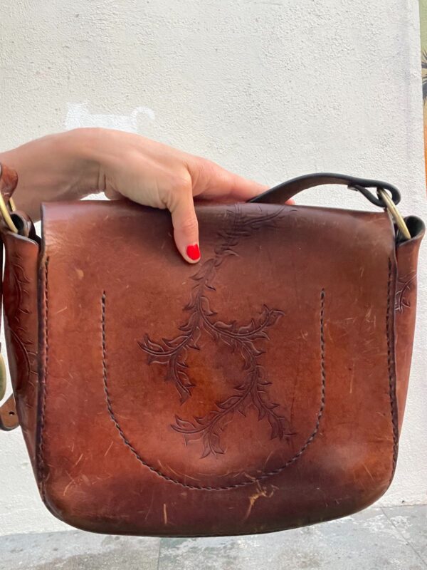1970S EMBOSSED VINE DESIGN LEATHER SHOULDER BAG PURSE BRASS HARDWARE