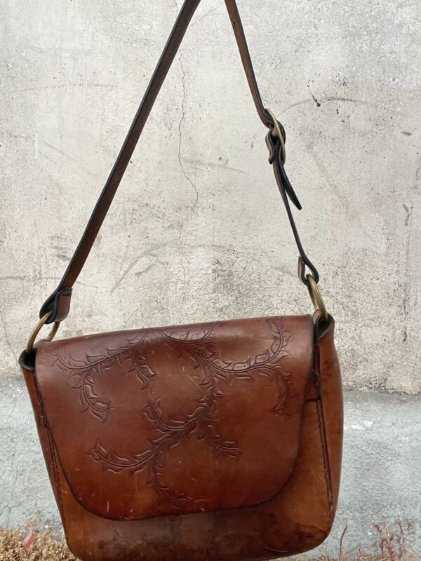 1970S EMBOSSED VINE DESIGN LEATHER SHOULDER BAG PURSE BRASS HARDWARE