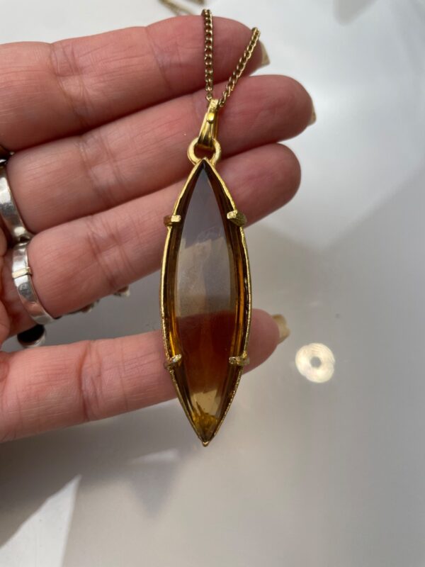 RETRO 1970S AMBER GLASS PENDANT NECKLACE THIN LONG BRASS METAL CHAIN