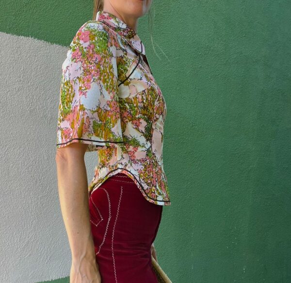 CUTE! 1960S WATERCOLOR PRINT CHINOISERIE TOP PETER PAN COLLAR