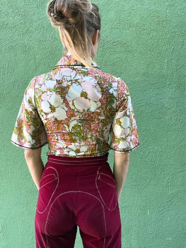 CUTE! 1960S WATERCOLOR PRINT CHINOISERIE TOP PETER PAN COLLAR