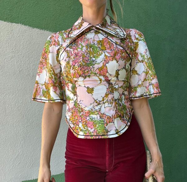 CUTE! 1960S WATERCOLOR PRINT CHINOISERIE TOP PETER PAN COLLAR