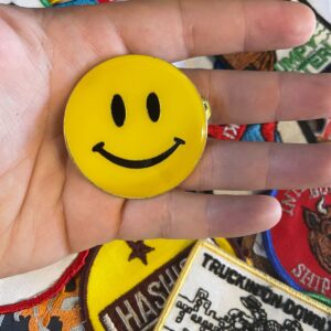 Photo detail:OVERSIZED ENAMEL SMILEY FACE PIN