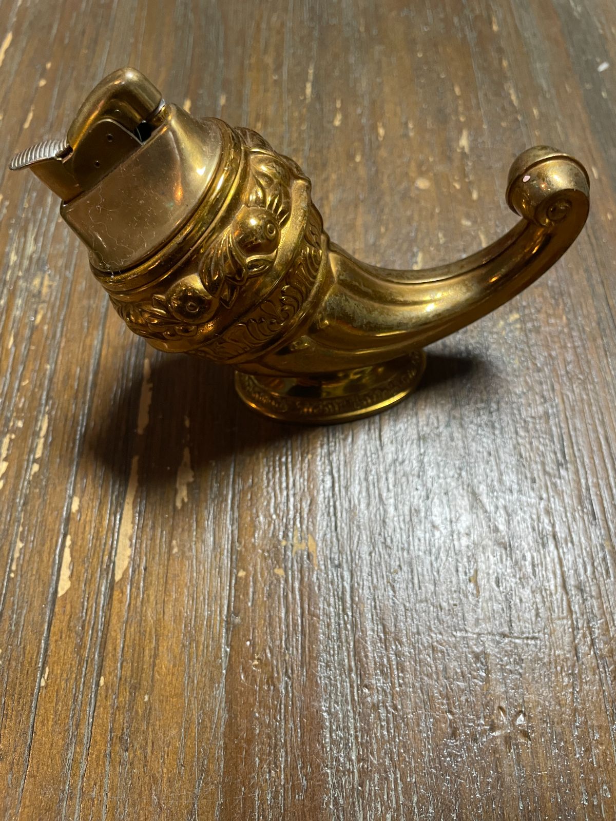 VINTAGE MOULDED BRASS DECORATIVE POWDER HORN TABLE TOP LIGHTER HOME DECOR in GOLD