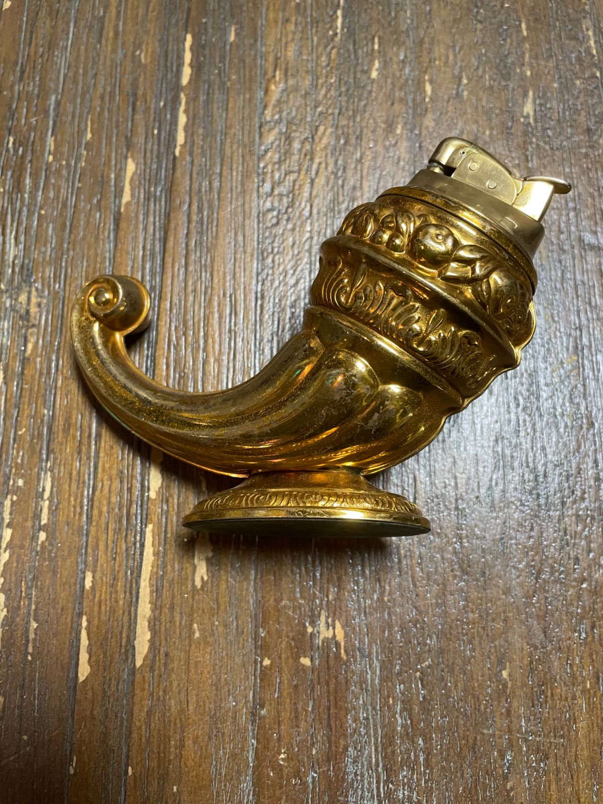 VINTAGE MOULDED BRASS DECORATIVE POWDER HORN TABLE TOP LIGHTER HOME DECOR in GOLD
