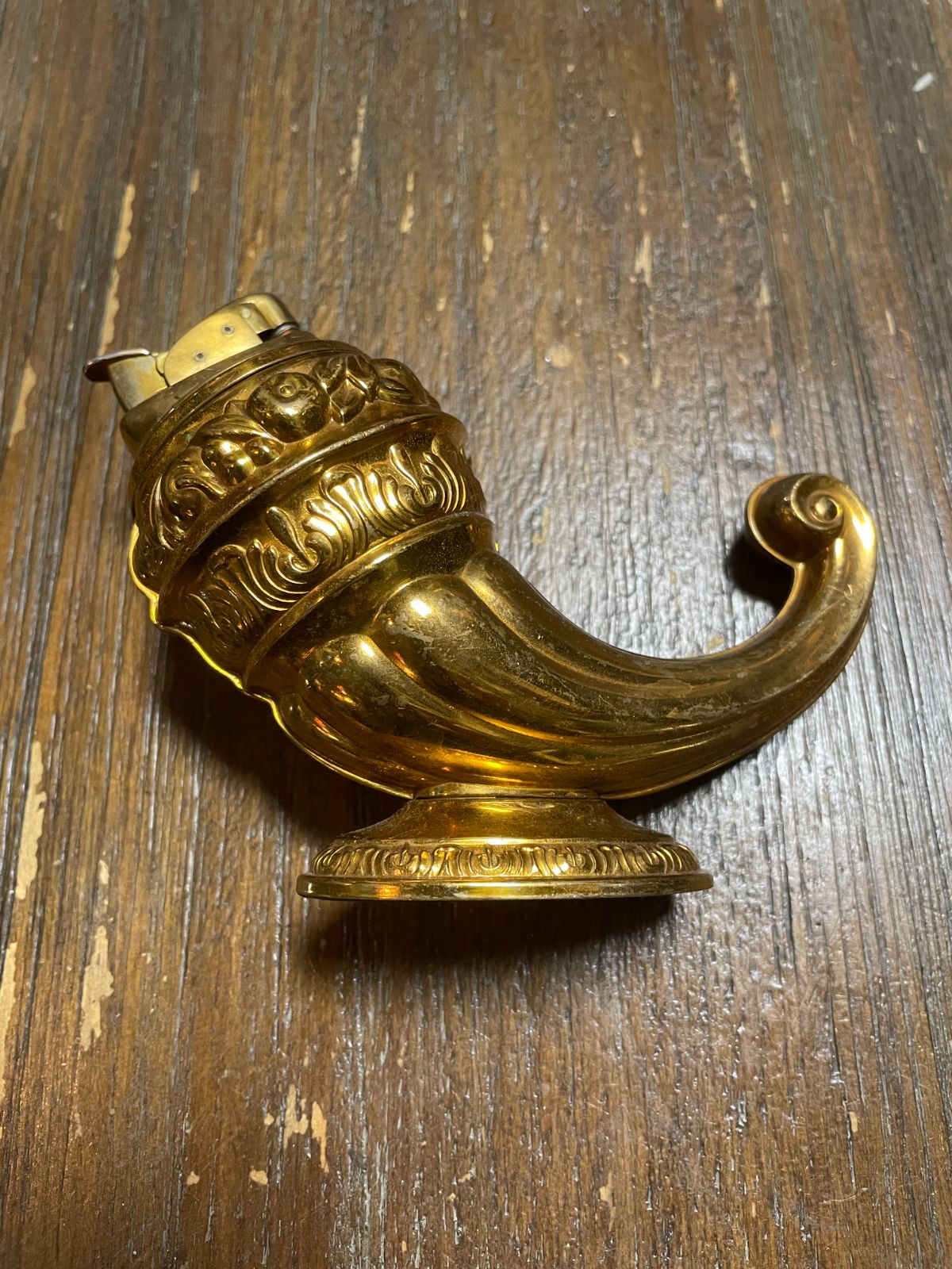 VINTAGE MOULDED BRASS DECORATIVE POWDER HORN TABLE TOP LIGHTER HOME DECOR in GOLD