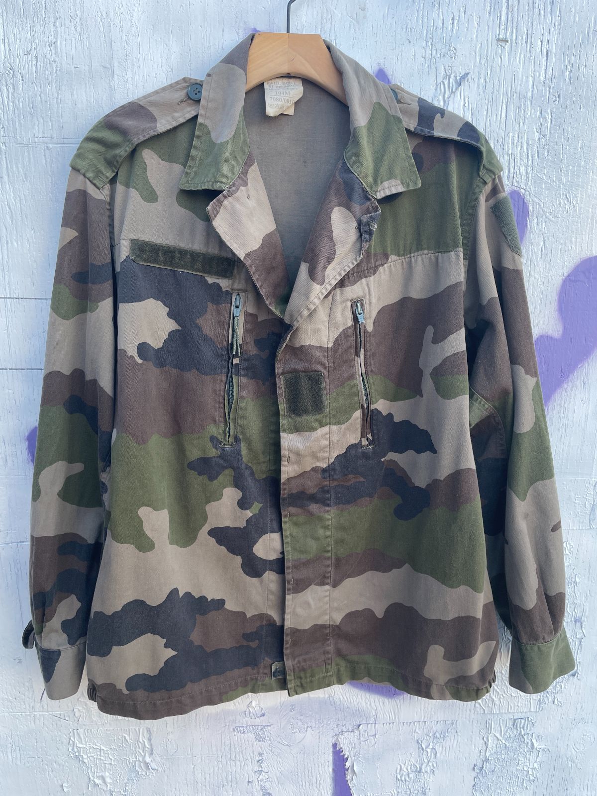 product details: BRUSHED SATEEN HERRINGBONE TWILL BUTTON UP CAMO JACKET W/ FRONT TOP ZIPPER POCKETS photo