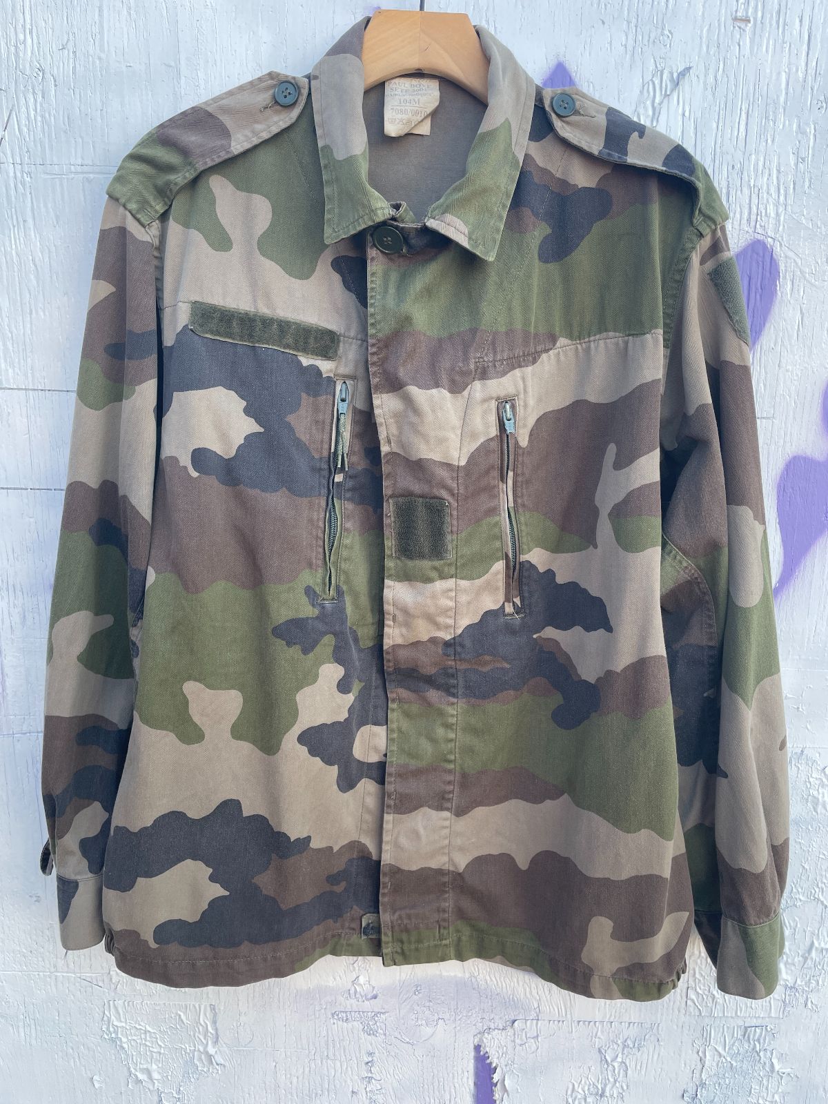 BRUSHED SATEEN HERRINGBONE TWILL BUTTON UP CAMO JACKET W/ FRONT TOP ZIPPER POCKETS