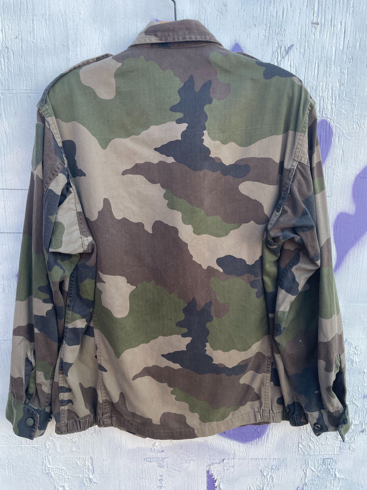 BRUSHED SATEEN HERRINGBONE TWILL BUTTON UP CAMO JACKET W/ FRONT TOP ZIPPER POCKETS