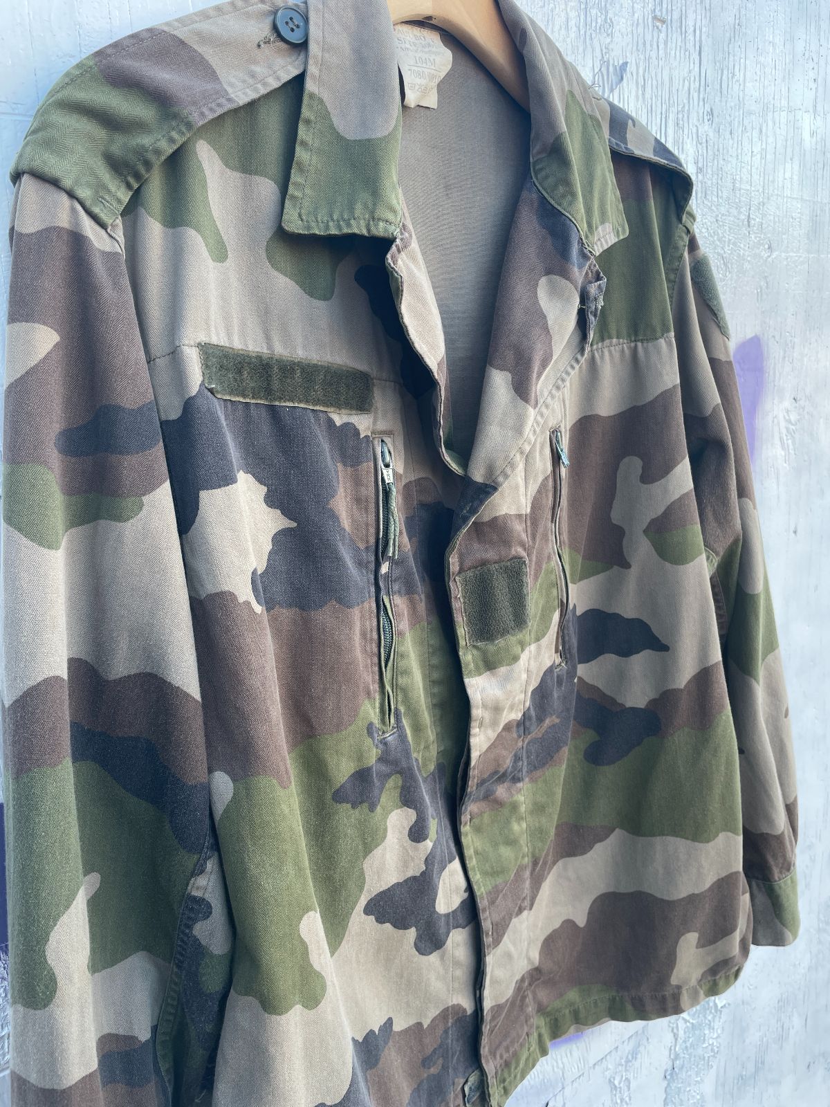 BRUSHED SATEEN HERRINGBONE TWILL BUTTON UP CAMO JACKET W/ FRONT TOP ZIPPER POCKETS