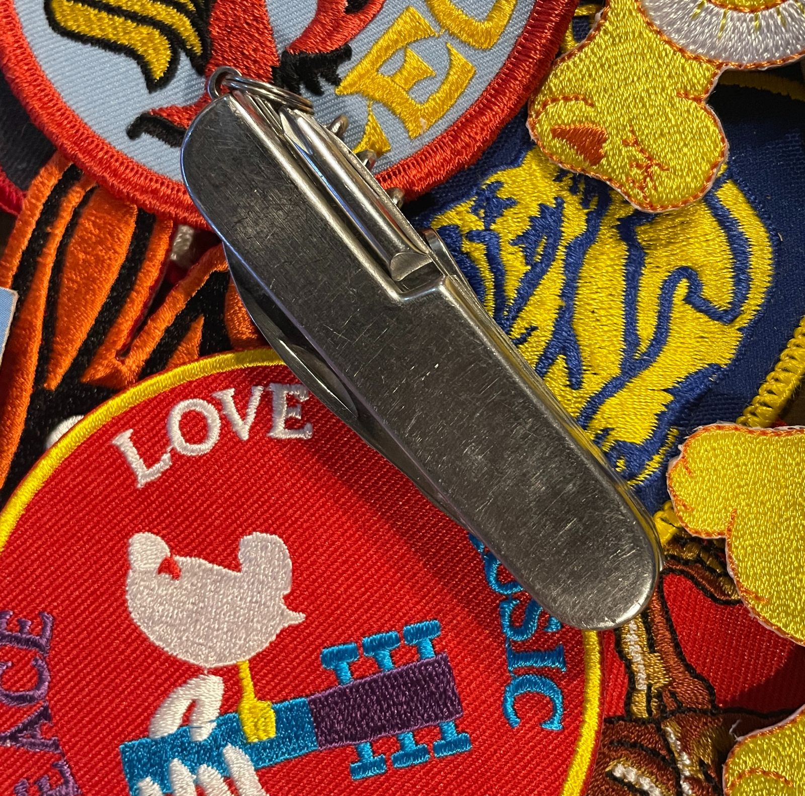 ASSORTED POCKET KNIVES - BRANDED