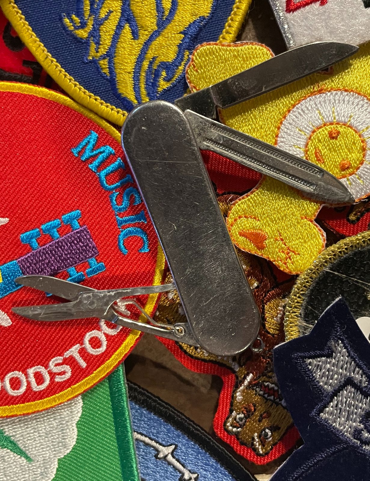 ASSORTED BRUSHED SILVER POCKET KNIVES