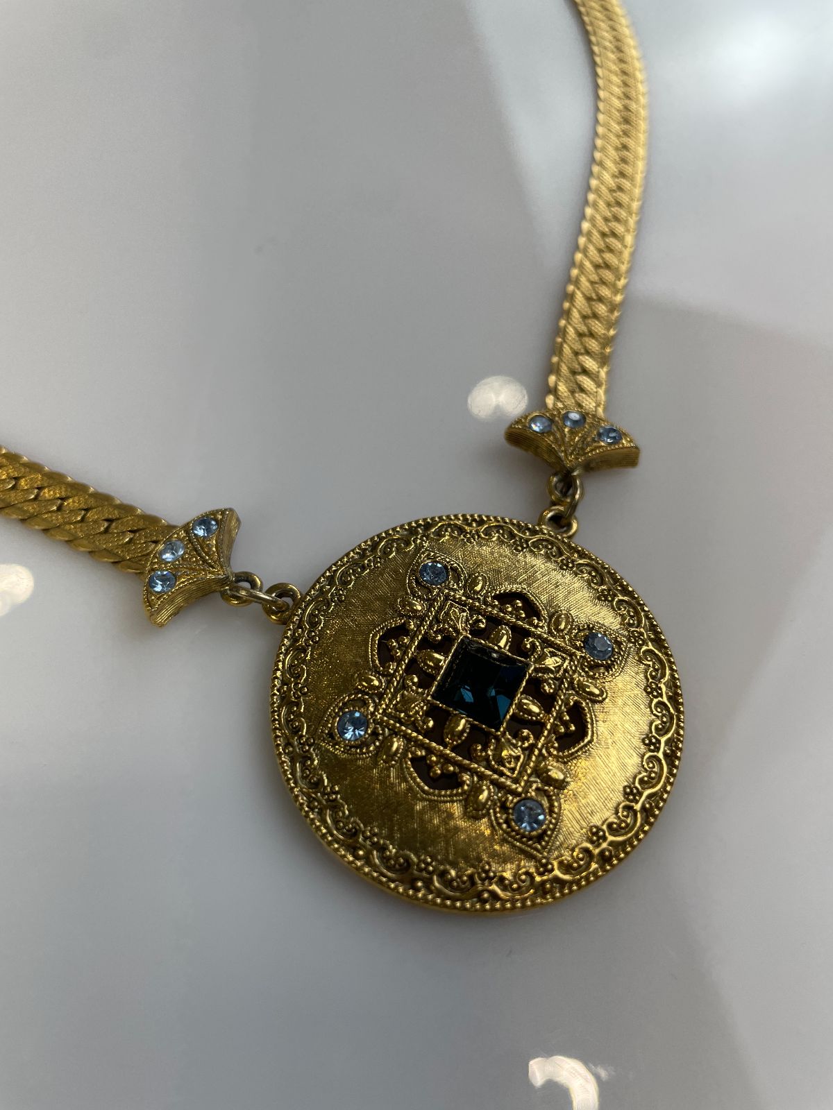 COOL! ORNATE MEDALLION PENDANT NECKLACE BLUE RHINESTONES, FLAT CHAIN LINK