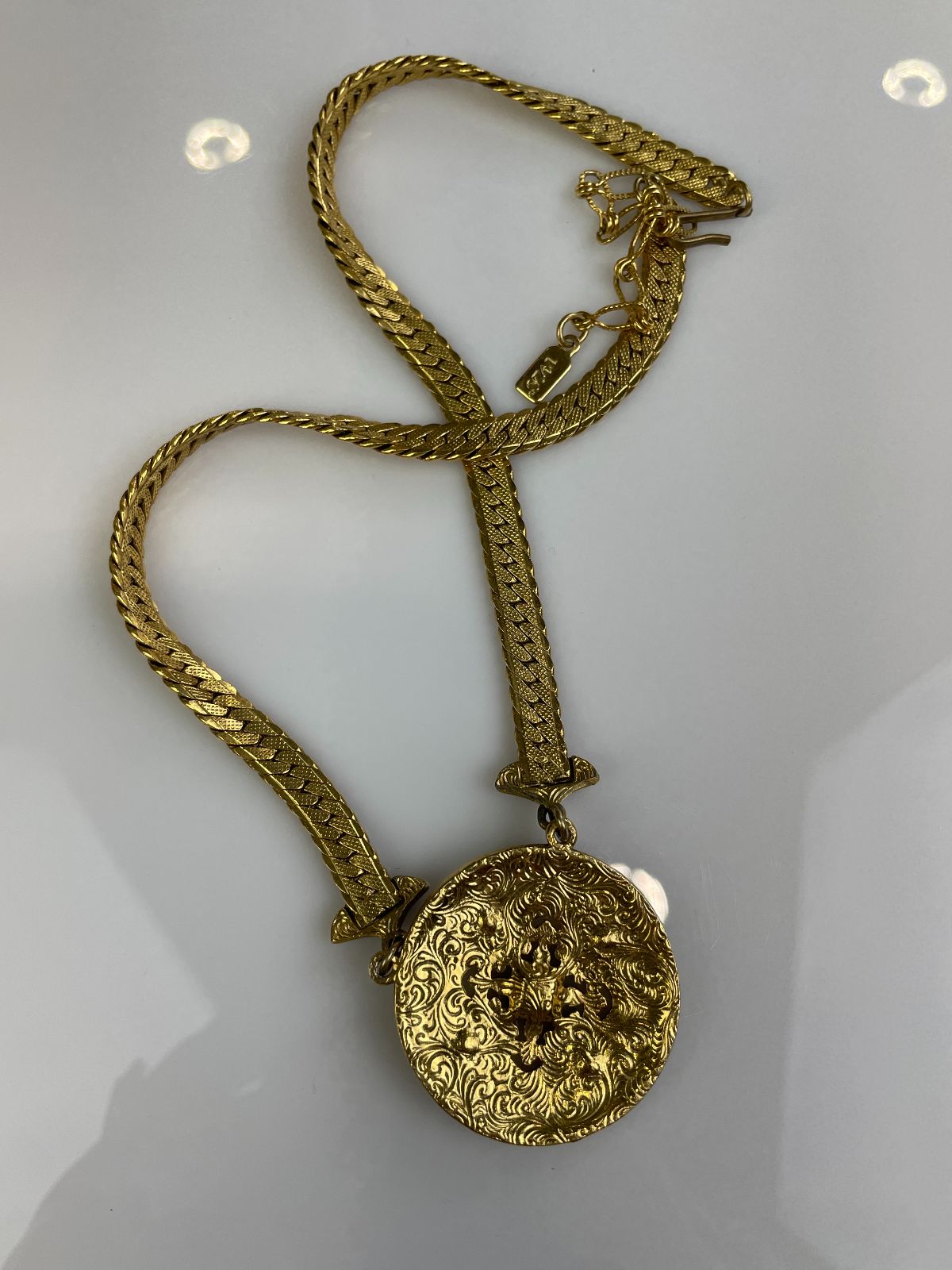 COOL! ORNATE MEDALLION PENDANT NECKLACE BLUE RHINESTONES, FLAT CHAIN LINK