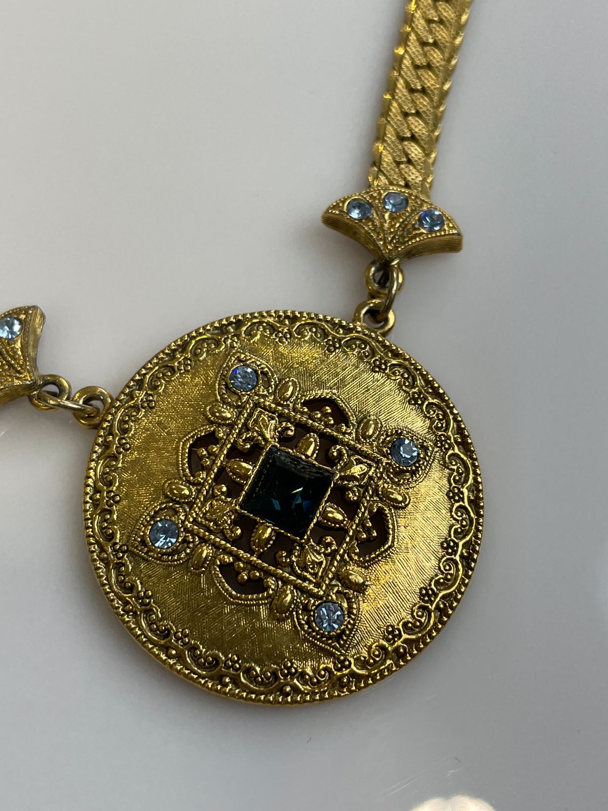 COOL! ORNATE MEDALLION PENDANT NECKLACE BLUE RHINESTONES, FLAT CHAIN LINK
