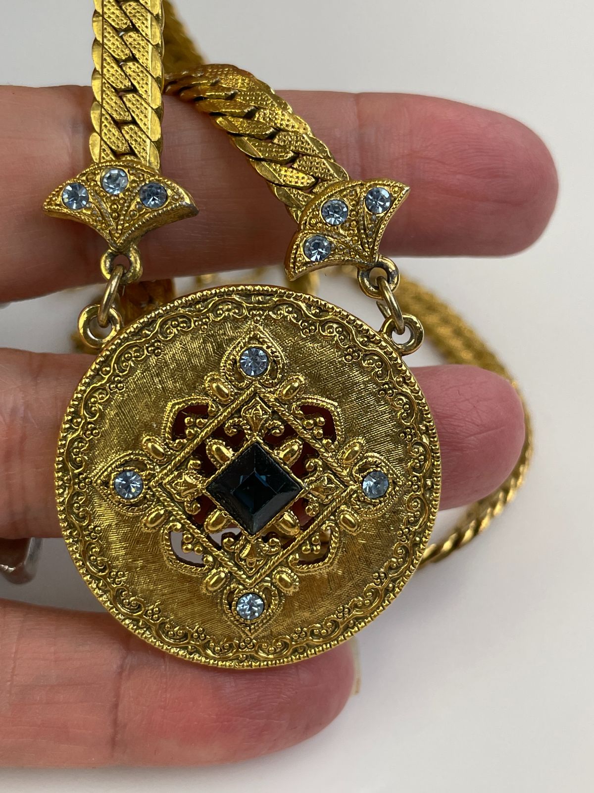 COOL! ORNATE MEDALLION PENDANT NECKLACE BLUE RHINESTONES, FLAT CHAIN LINK
