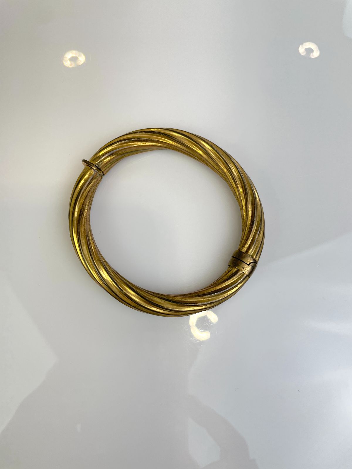 COOL! TWISTED BRASS HUNGED CUFF BRACELET, LOCKING CLASP