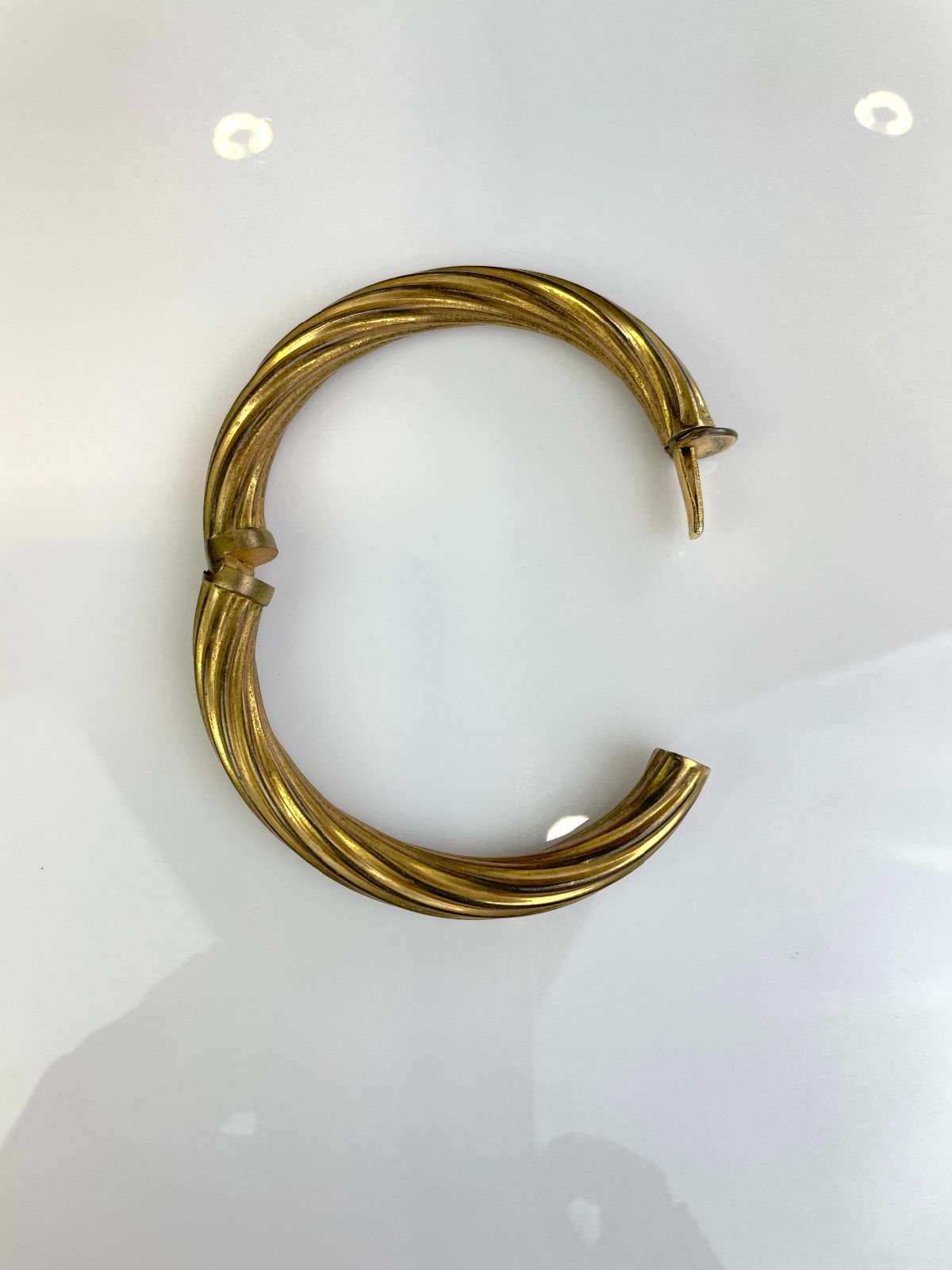 COOL! TWISTED BRASS HUNGED CUFF BRACELET, LOCKING CLASP