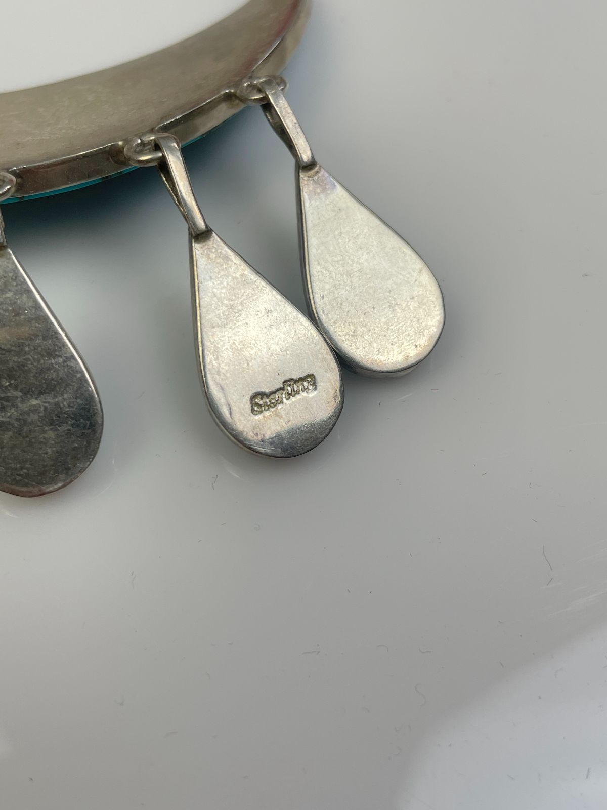 *SIGNED* ZUNI MODERNIST TURQUOISE MICRO INLAY NECKLACE, HANGING TEAR DROP PENDANTS