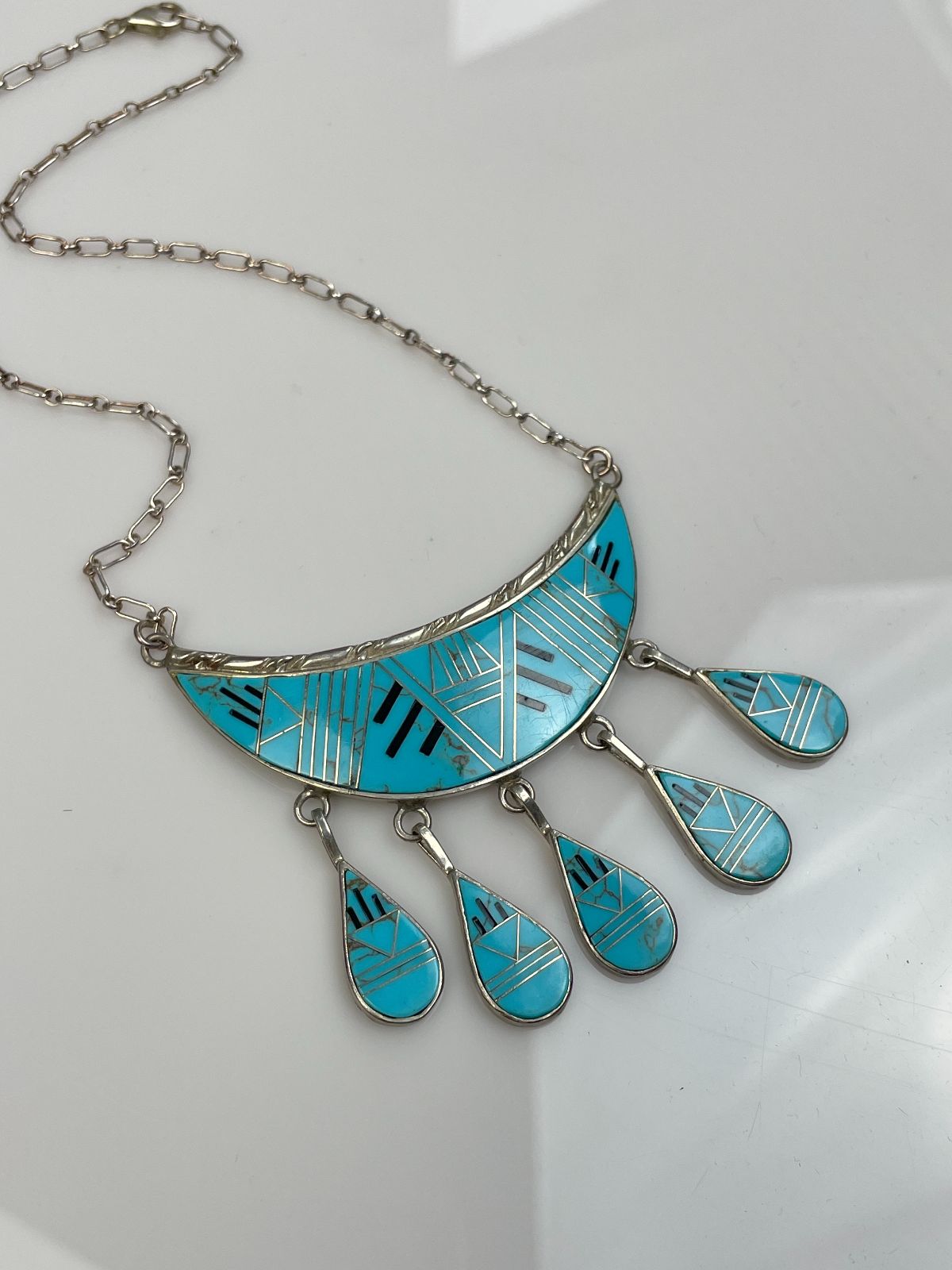 *SIGNED* ZUNI MODERNIST TURQUOISE MICRO INLAY NECKLACE, HANGING TEAR DROP PENDANTS