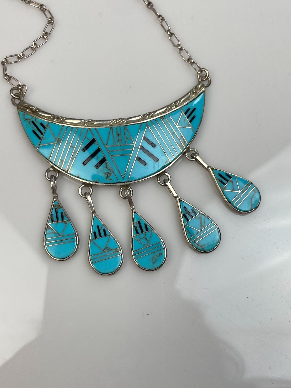 *SIGNED* ZUNI MODERNIST TURQUOISE MICRO INLAY NECKLACE, HANGING TEAR DROP PENDANTS