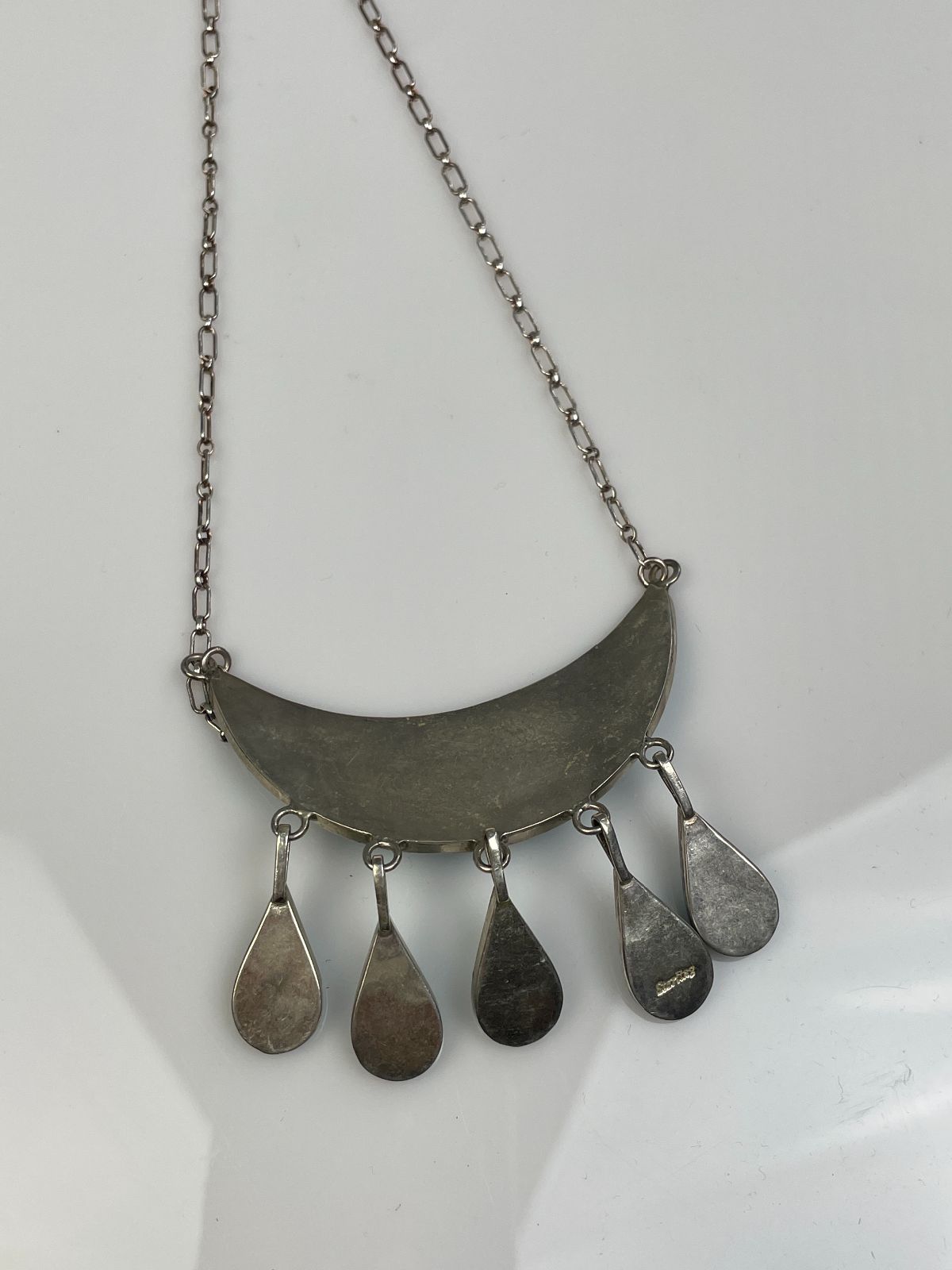 *SIGNED* ZUNI MODERNIST TURQUOISE MICRO INLAY NECKLACE, HANGING TEAR DROP PENDANTS