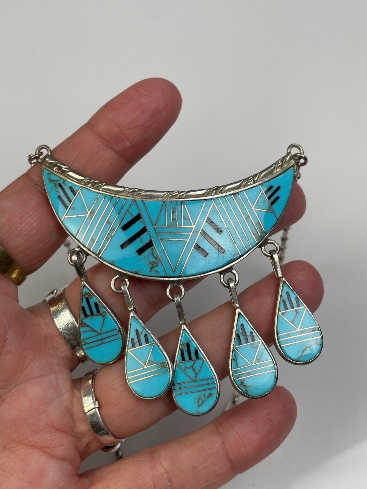 *SIGNED* ZUNI MODERNIST TURQUOISE MICRO INLAY NECKLACE, HANGING TEAR DROP PENDANTS