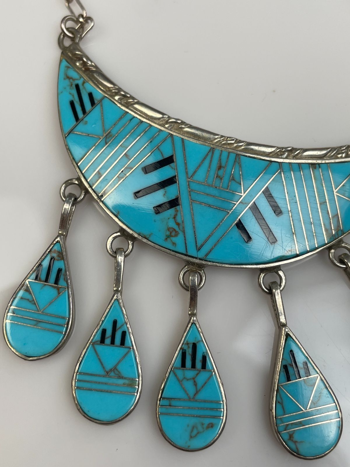 *SIGNED* ZUNI MODERNIST TURQUOISE MICRO INLAY NECKLACE, HANGING TEAR DROP PENDANTS