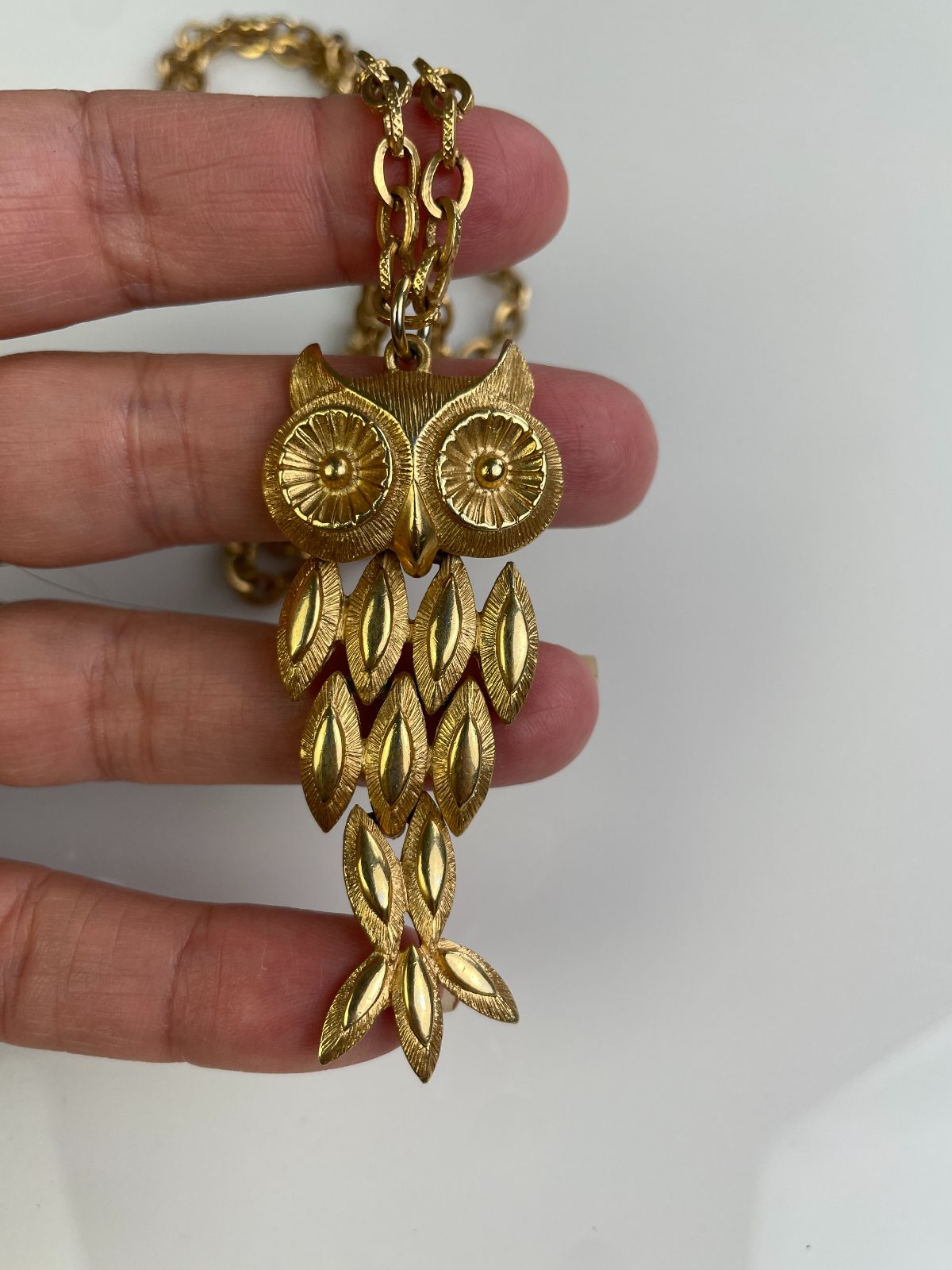 SWEET 1970S HEAVY GOLD PLATED ARTICULATED OWL PENDANT NECKLACE, TEXTURED CHAIN *SIGNED