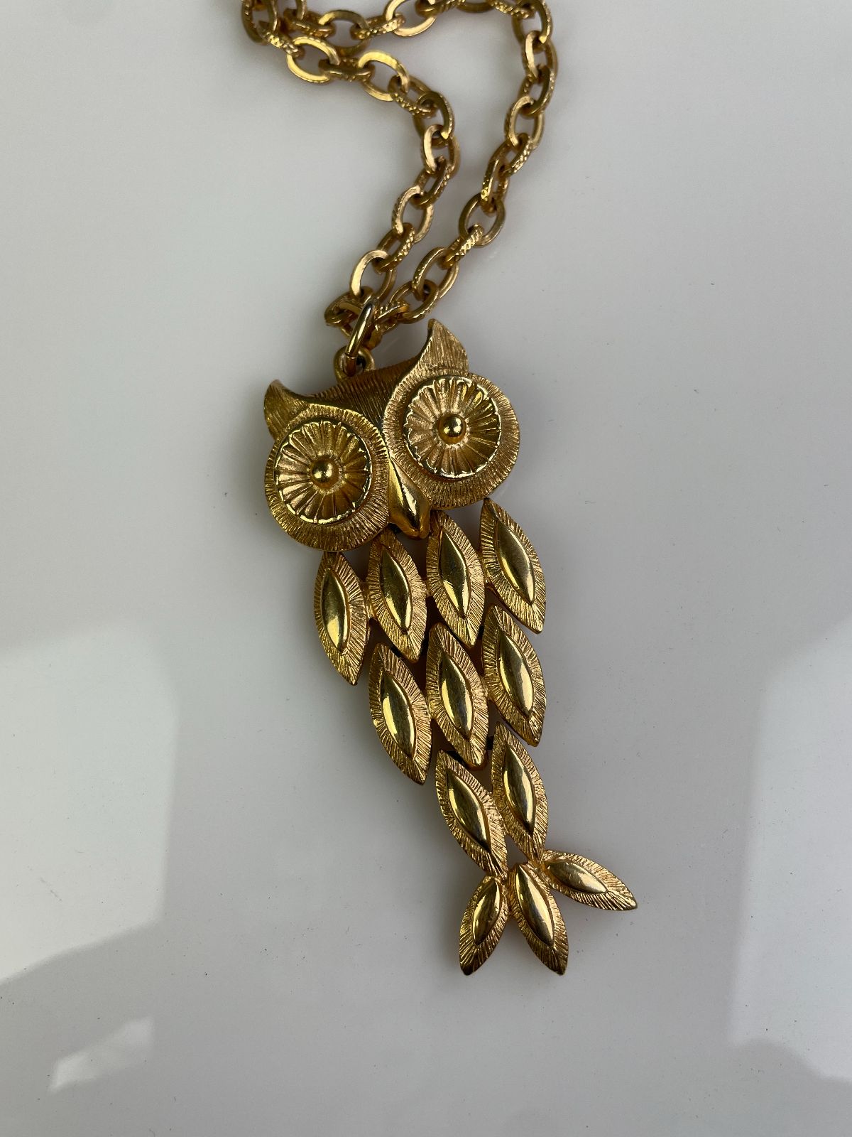 SWEET 1970S HEAVY GOLD PLATED ARTICULATED OWL PENDANT NECKLACE, TEXTURED CHAIN *SIGNED