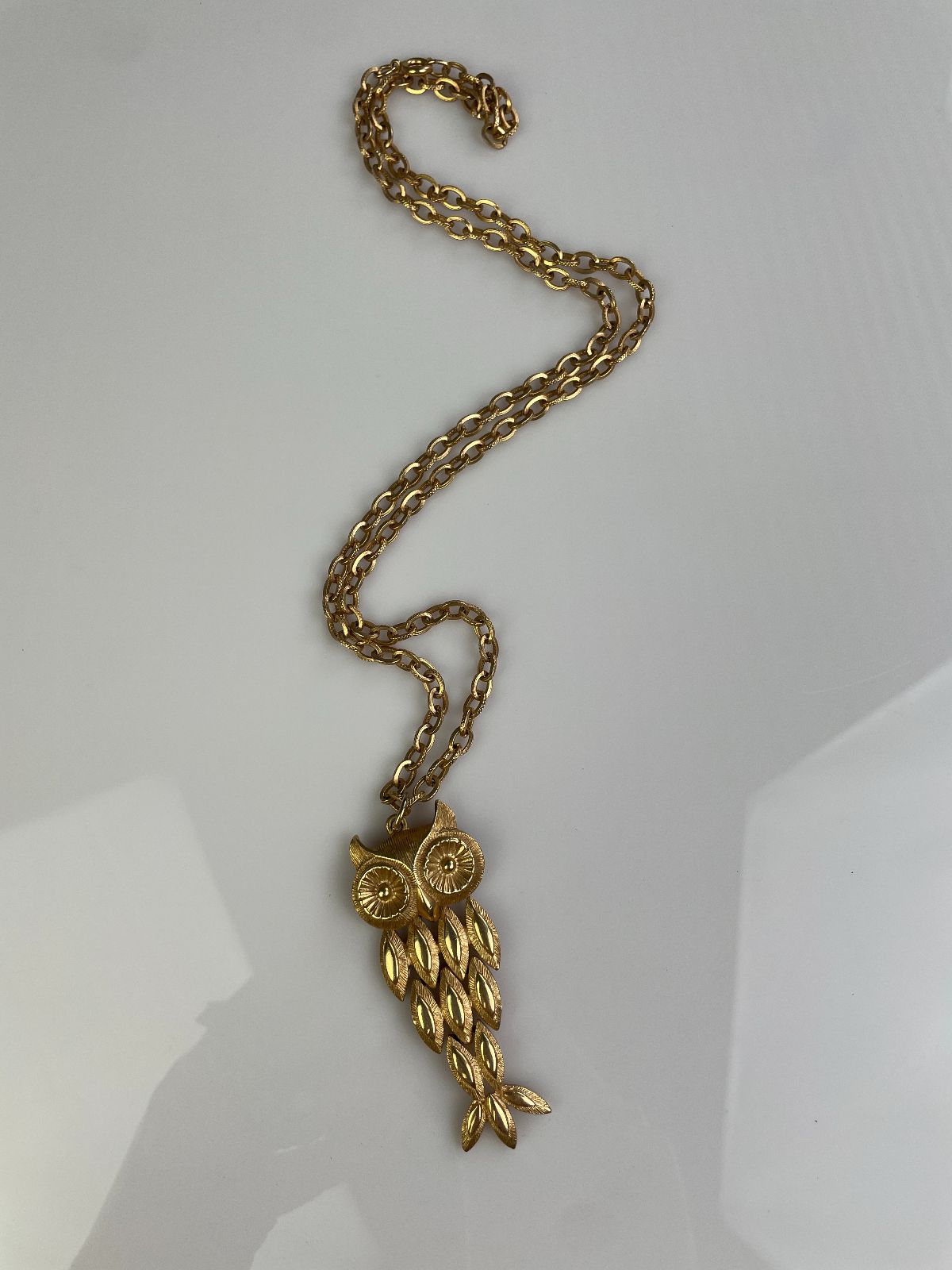 SWEET 1970S HEAVY GOLD PLATED ARTICULATED OWL PENDANT NECKLACE, TEXTURED CHAIN *SIGNED