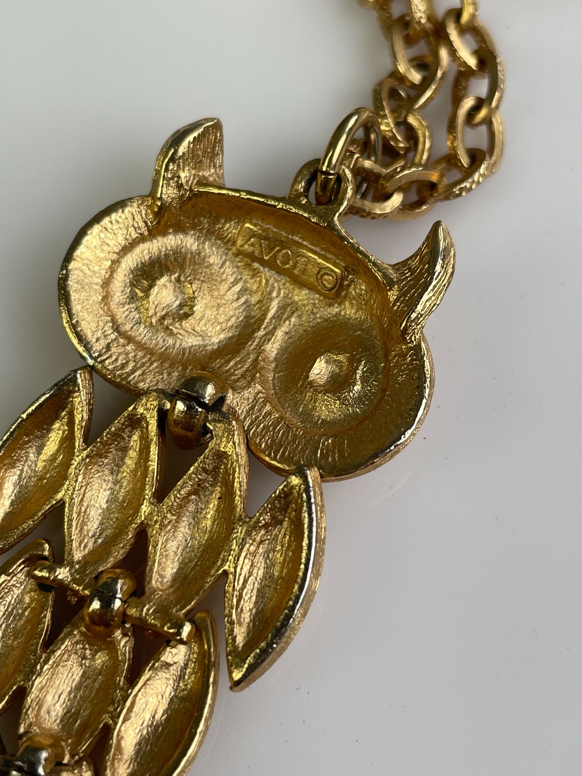 SWEET 1970S HEAVY GOLD PLATED ARTICULATED OWL PENDANT NECKLACE, TEXTURED CHAIN *SIGNED