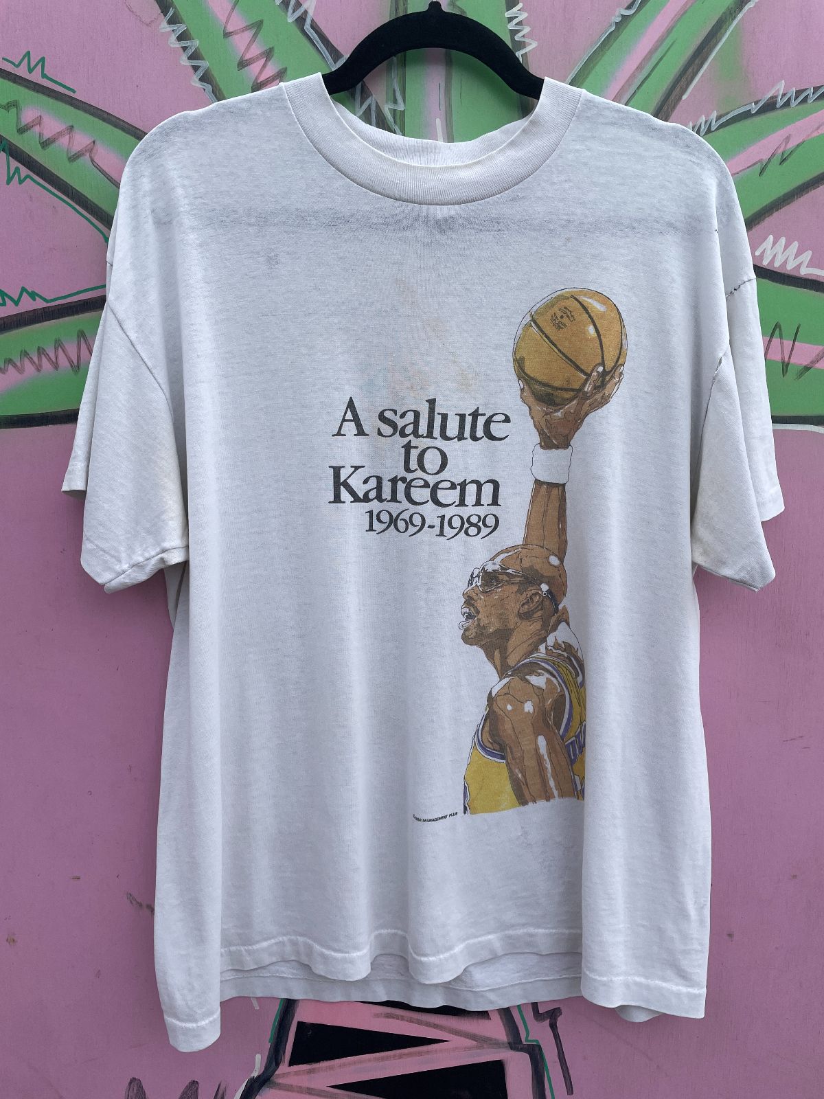 product details: AS-IS 1988 A SALUTE TO KAREEM 1969-1989 LAKERS ILLUSTRATION GRAPHIC TSHIRT photo
