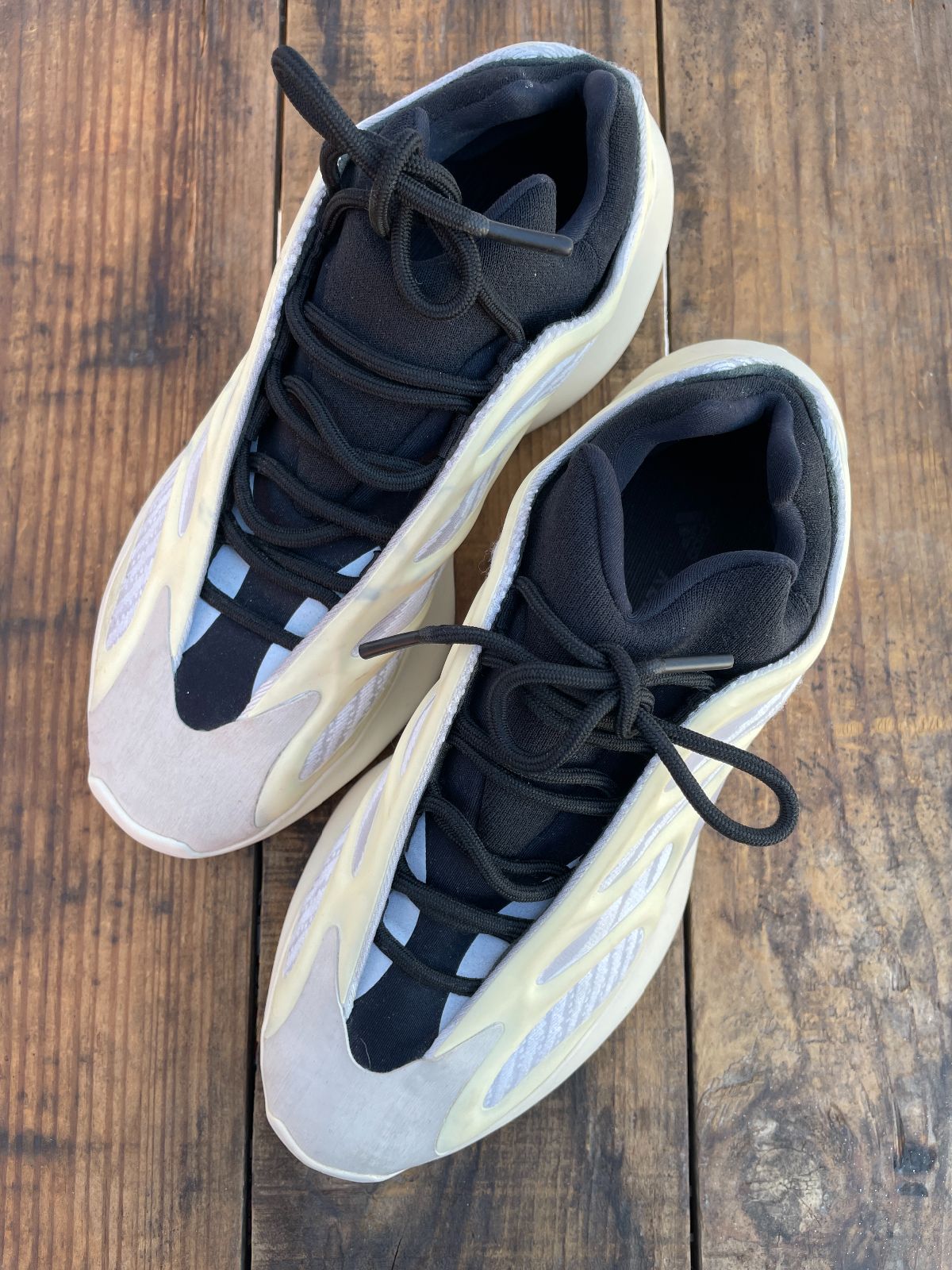 ADIDAS ADIDAS YEEZY 700 V3 AZAEL SNEAKERS in OFF WHITE, BLACK