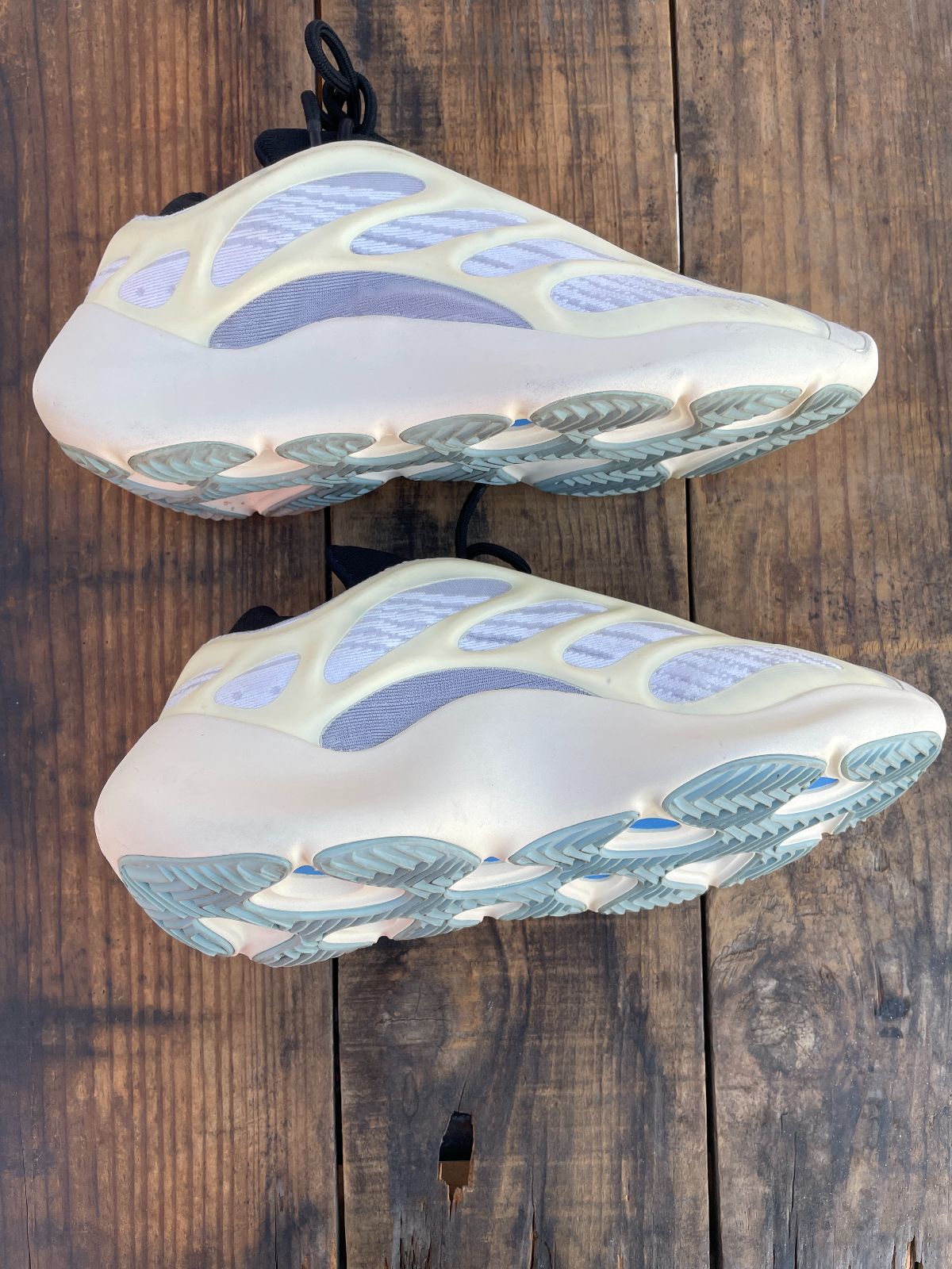 ADIDAS ADIDAS YEEZY 700 V3 AZAEL SNEAKERS in OFF WHITE, BLACK