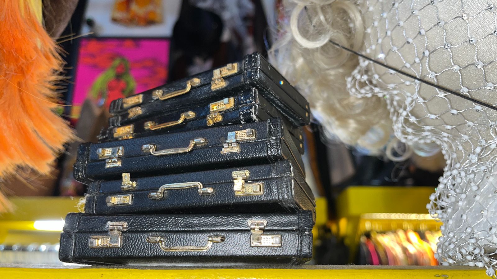 product details: MENS TRAVEL GROOMING KIT, BRASS STRAIGHT RAZOR, MINI LOCKING SUITCASE photo