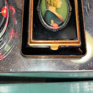 Photo detail:VINTAGE CAMEO PORTRAIT MAKEUP COMPACT, WITH MIRROR