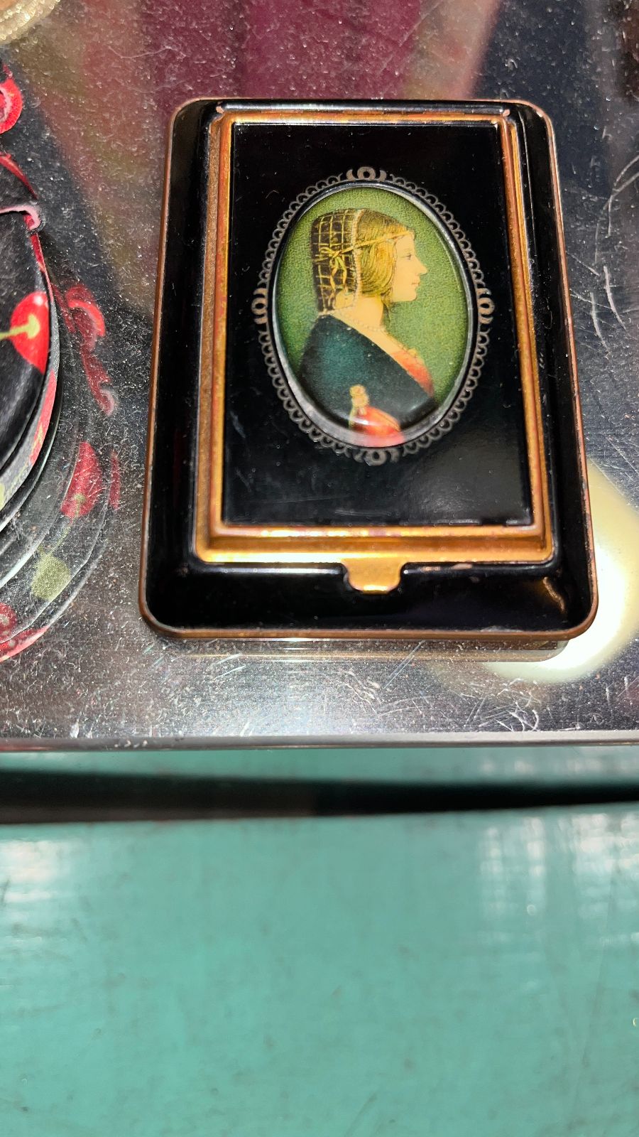 product details: VINTAGE CAMEO PORTRAIT MAKEUP COMPACT, WITH MIRROR photo