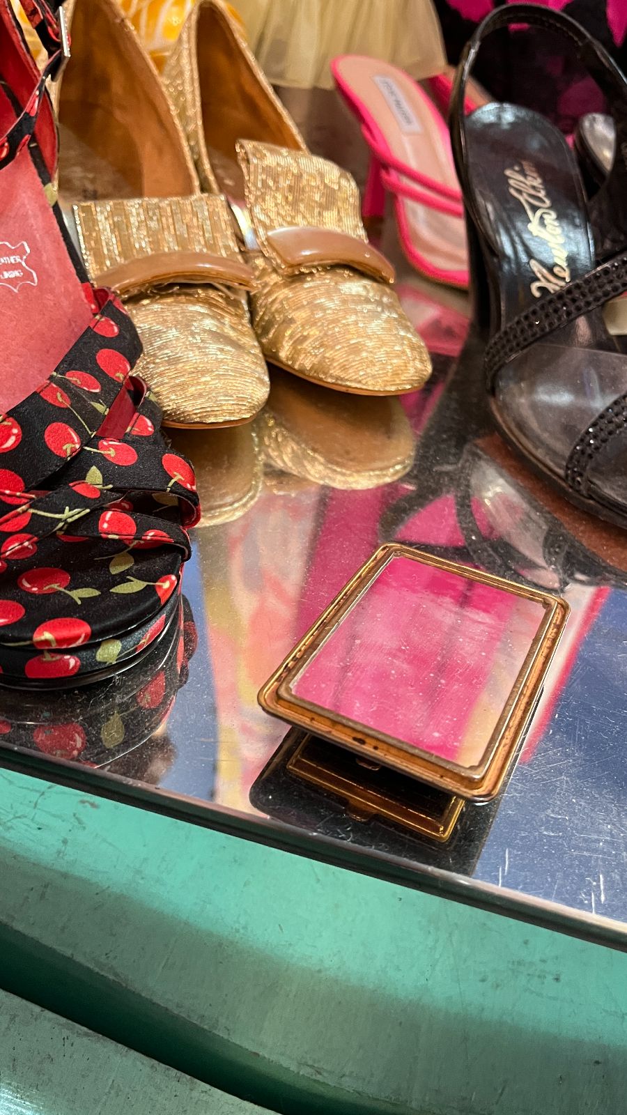 product details: VINTAGE CAMEO PORTRAIT MAKEUP COMPACT, WITH MIRROR photo