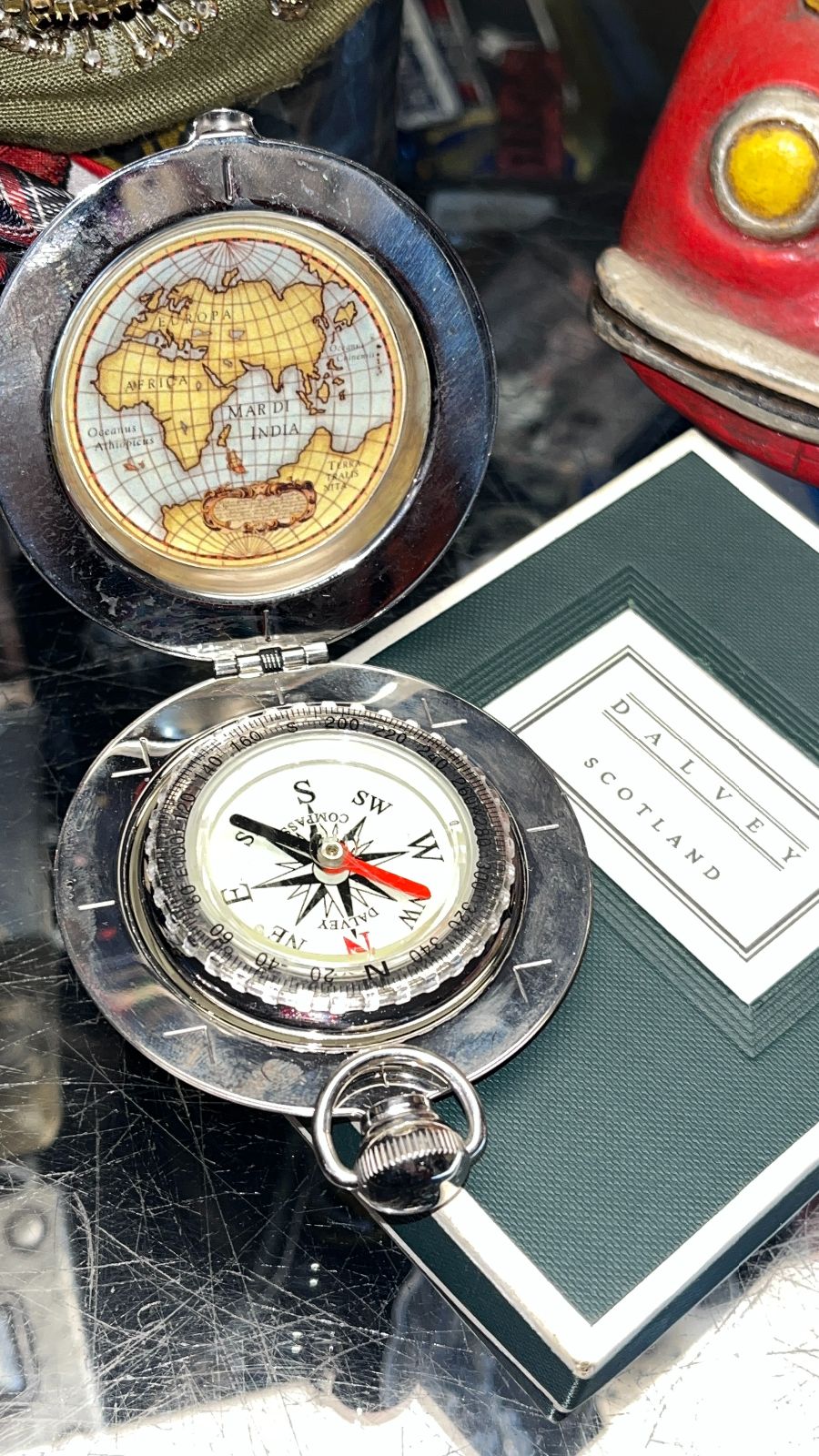 product details: DALVEY MODERN LIQUID DAMPED POCKET COMPASS WITH GIFT BOX photo