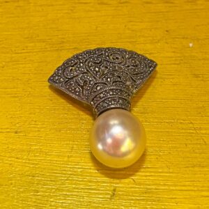 Photo detail:ORNATE 925 STERLING SILVER & FAUX PEARL BROOCH