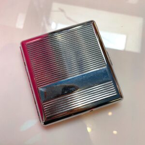 Photo detail:RETRO SILVER LINED CIGARETTE CASE