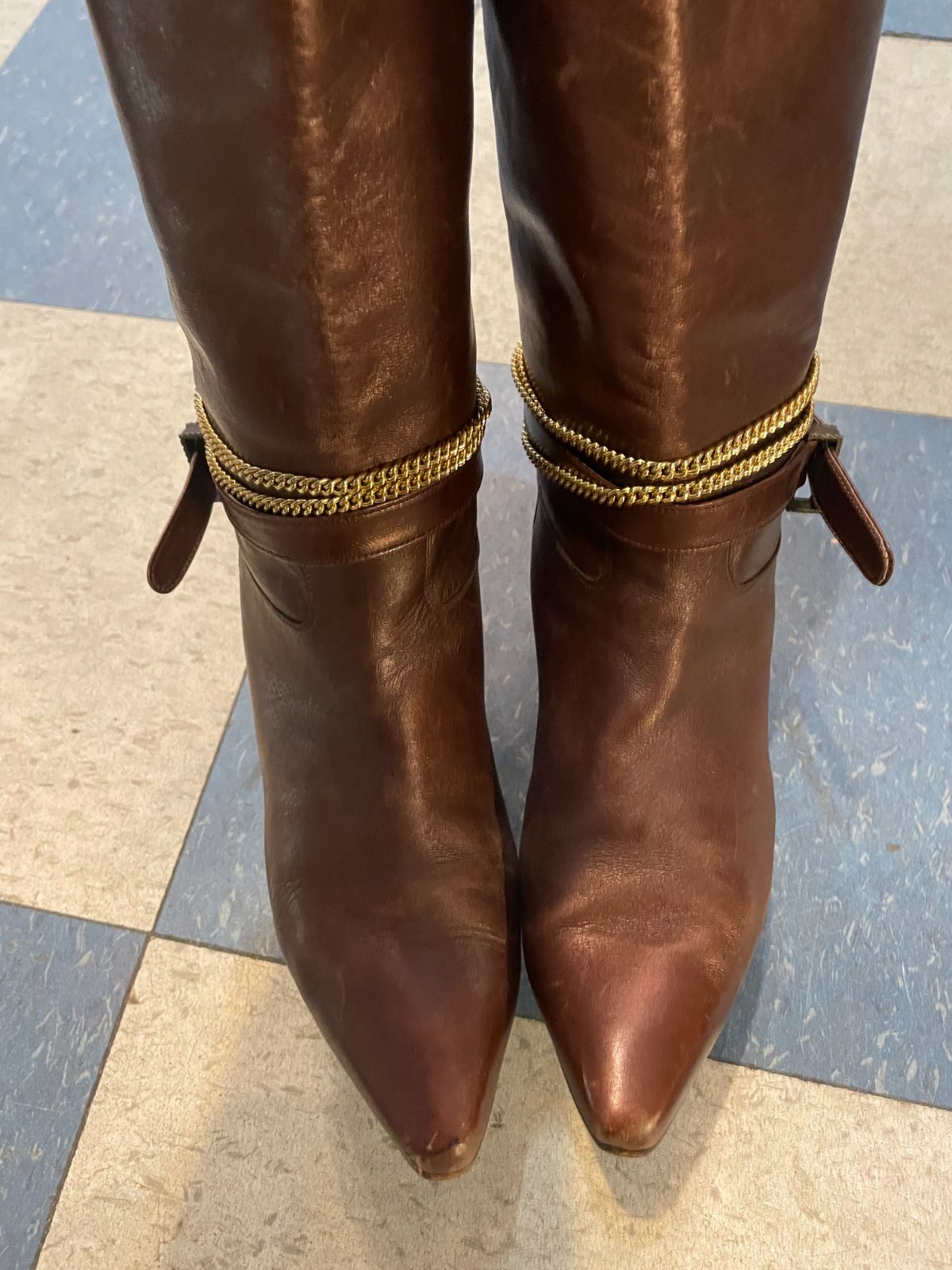 D ROSSANA BY CHARNA MADE IN ITALY! 1980S COPPER LEATHER HEELED BOOTS, BUCKLE & CHAIN EMBELLISHMENTS in BROWN