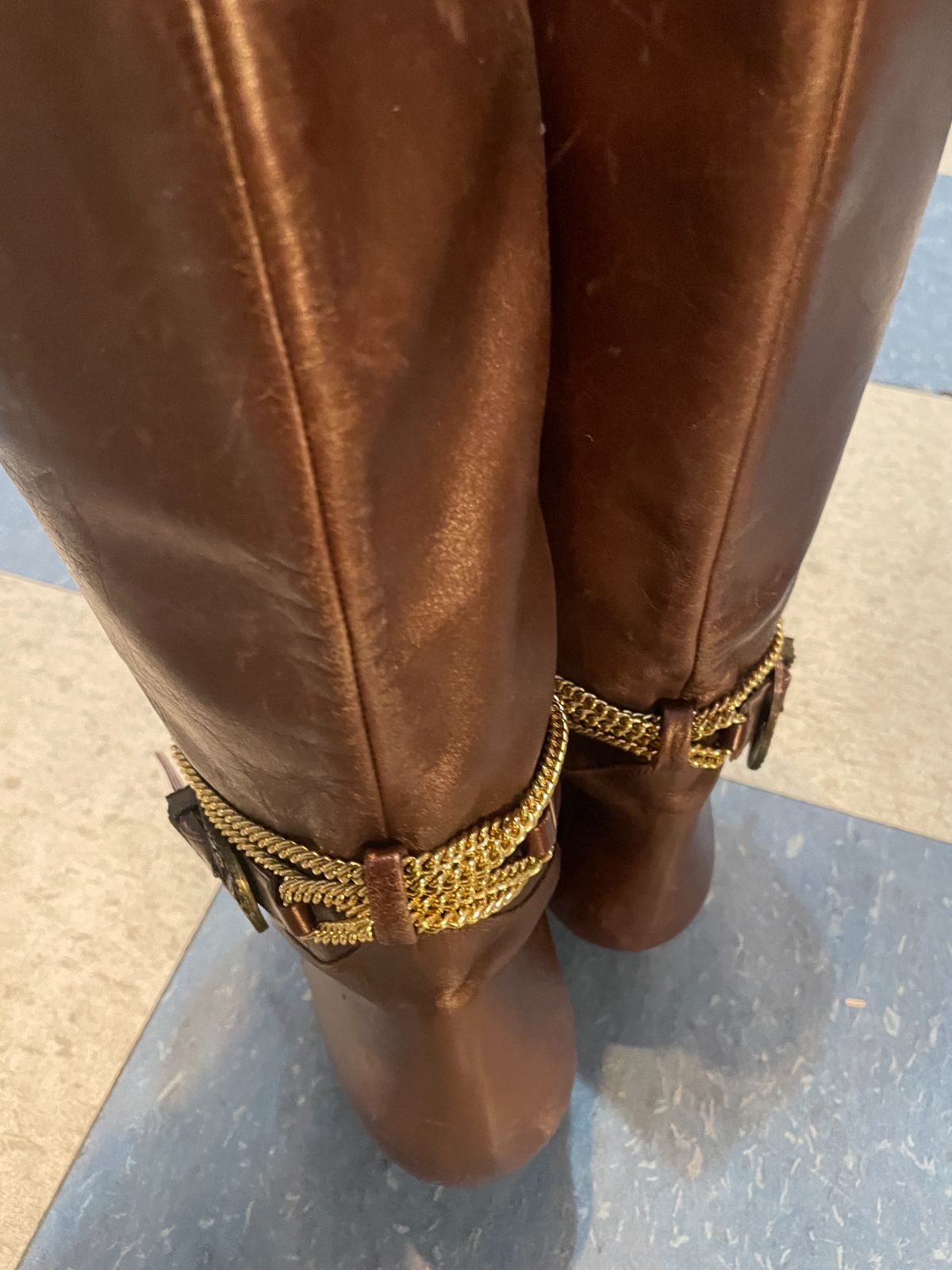 D ROSSANA BY CHARNA MADE IN ITALY! 1980S COPPER LEATHER HEELED BOOTS, BUCKLE & CHAIN EMBELLISHMENTS in BROWN