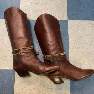 D ROSSANA BY CHARNA MADE IN ITALY! 1980S COPPER LEATHER HEELED BOOTS, BUCKLE & CHAIN EMBELLISHMENTS in BROWN